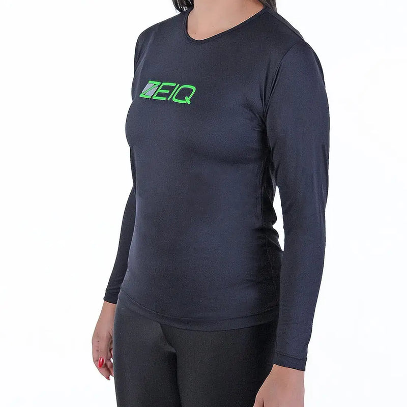 Baby Look Manga Longa Zeiq Preta – Logo Verde e Cinza