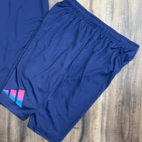 Shorts Adidas Azul Marinho Badge of Sport Logo Colorido