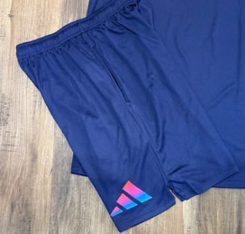 Shorts Adidas Azul Marinho Badge of Sport Logo Colorido